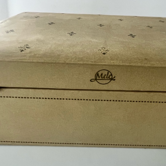 MELE vintage mid-century cream and gold fleur de lis jewelry box - Picture 7 of 12